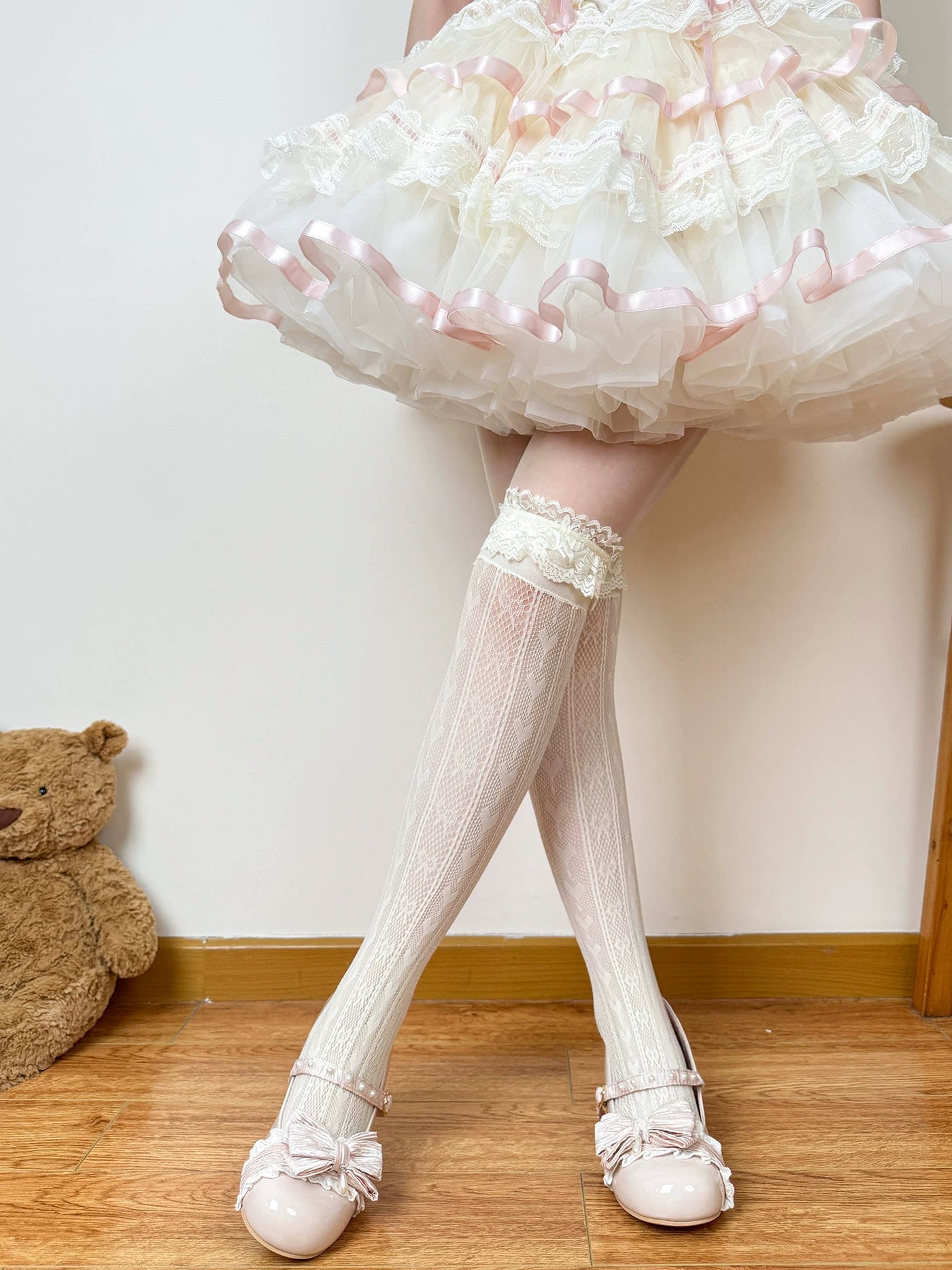 Chubby Bear Tales - Sophia Ballet - Milky-Yellow Mid-Calf Lace Bow Slouch Socks
