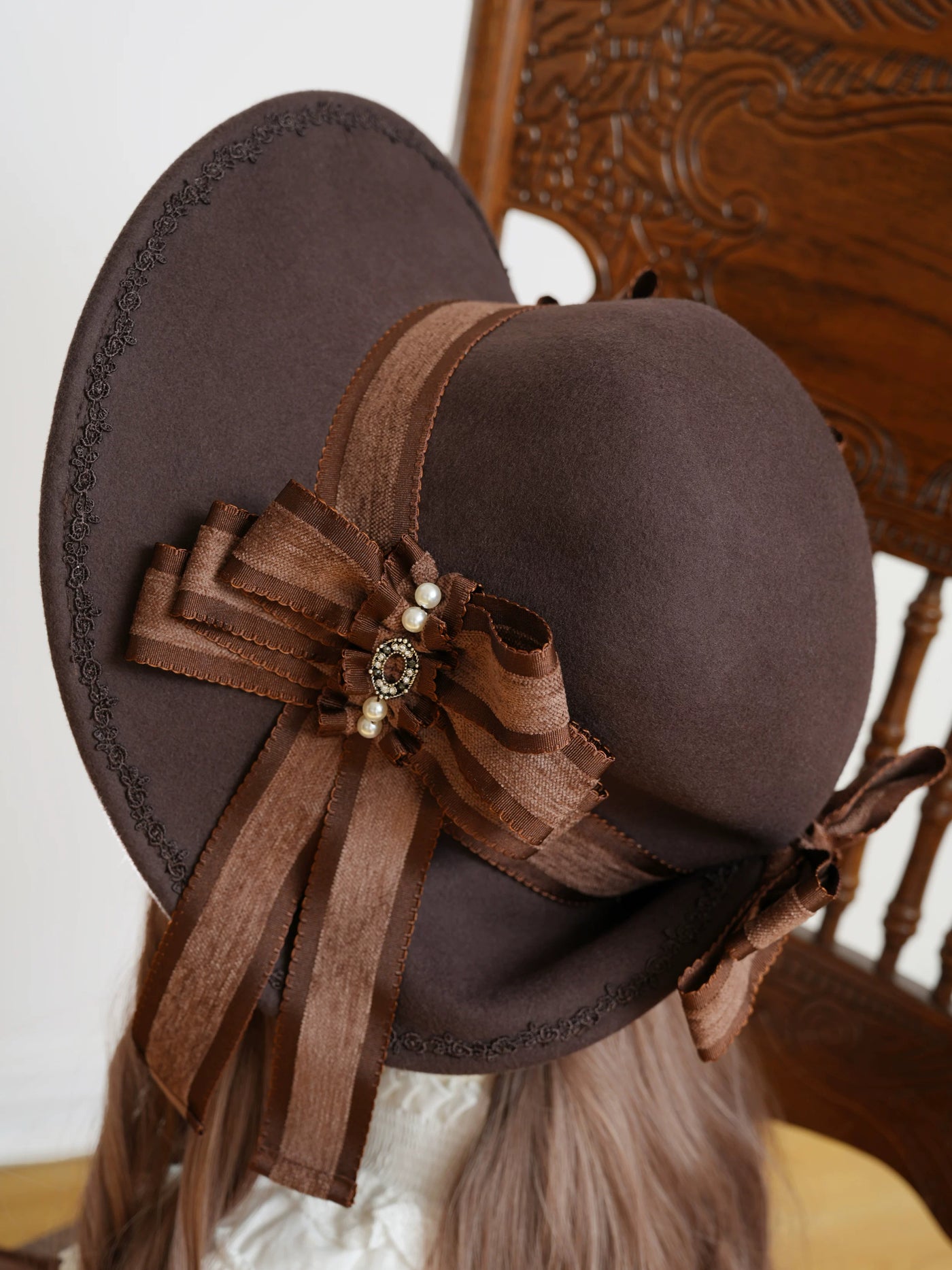 Star Box - Pearl Lady - Broad-Brim Bonnet with a Side Bow
