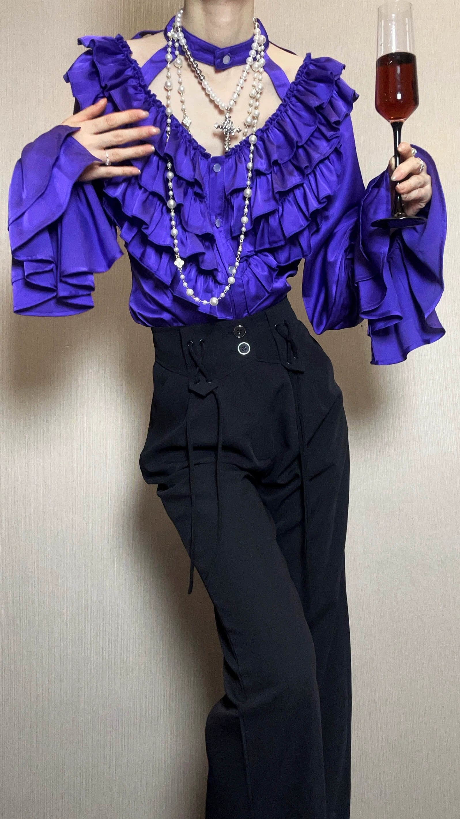 The spot will be shipped within three days. The page is through the bone with acorns Lolita Gothic deep V subculture long-sleeved inside.