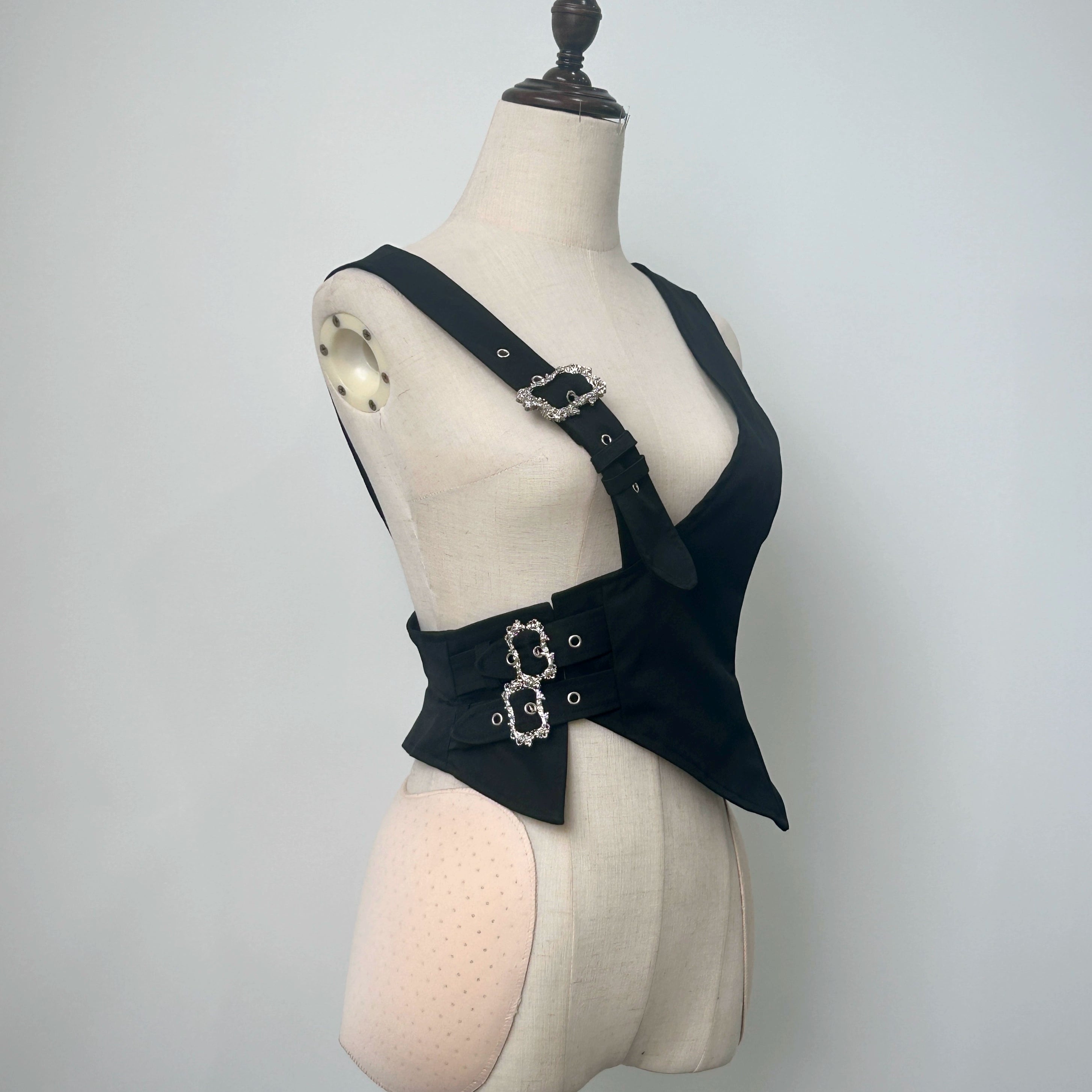 It will be shipped within three days after the spot order is placed. The page is irregular vest goth steampunk.