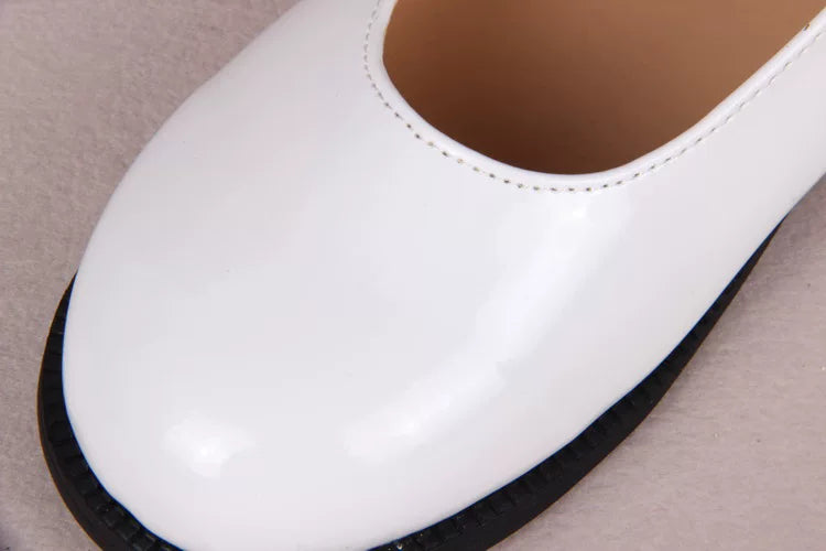 Close-up of the rounded toe on Meixie College Classic white shoes