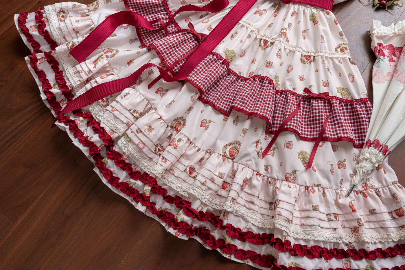 White Tea Story - Strawberry Print Tiered Classical Lolita - Longline