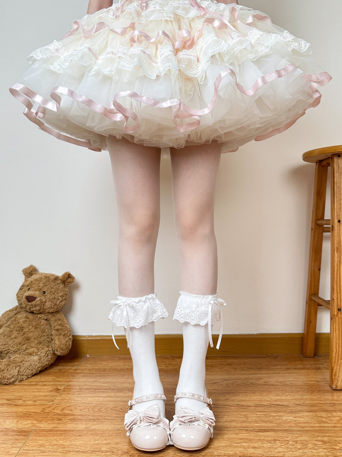 Creamy - Cream Ballet - Mid-calf socks with lace trim and bow