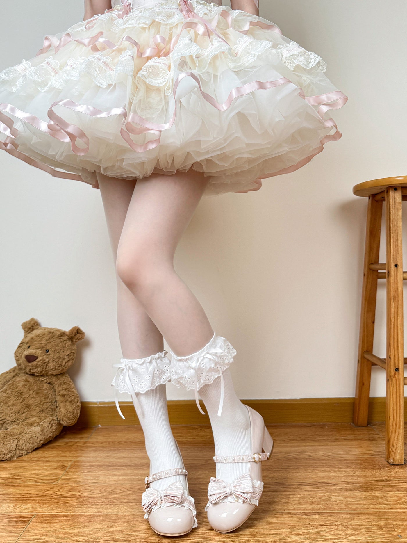 Creamy - Cream Ballet - Mid-calf socks with lace trim and bow