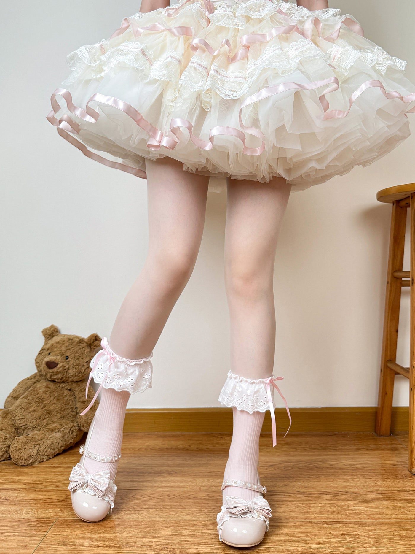 Creamy - Cream Ballet - Mid-calf socks with lace trim and bow