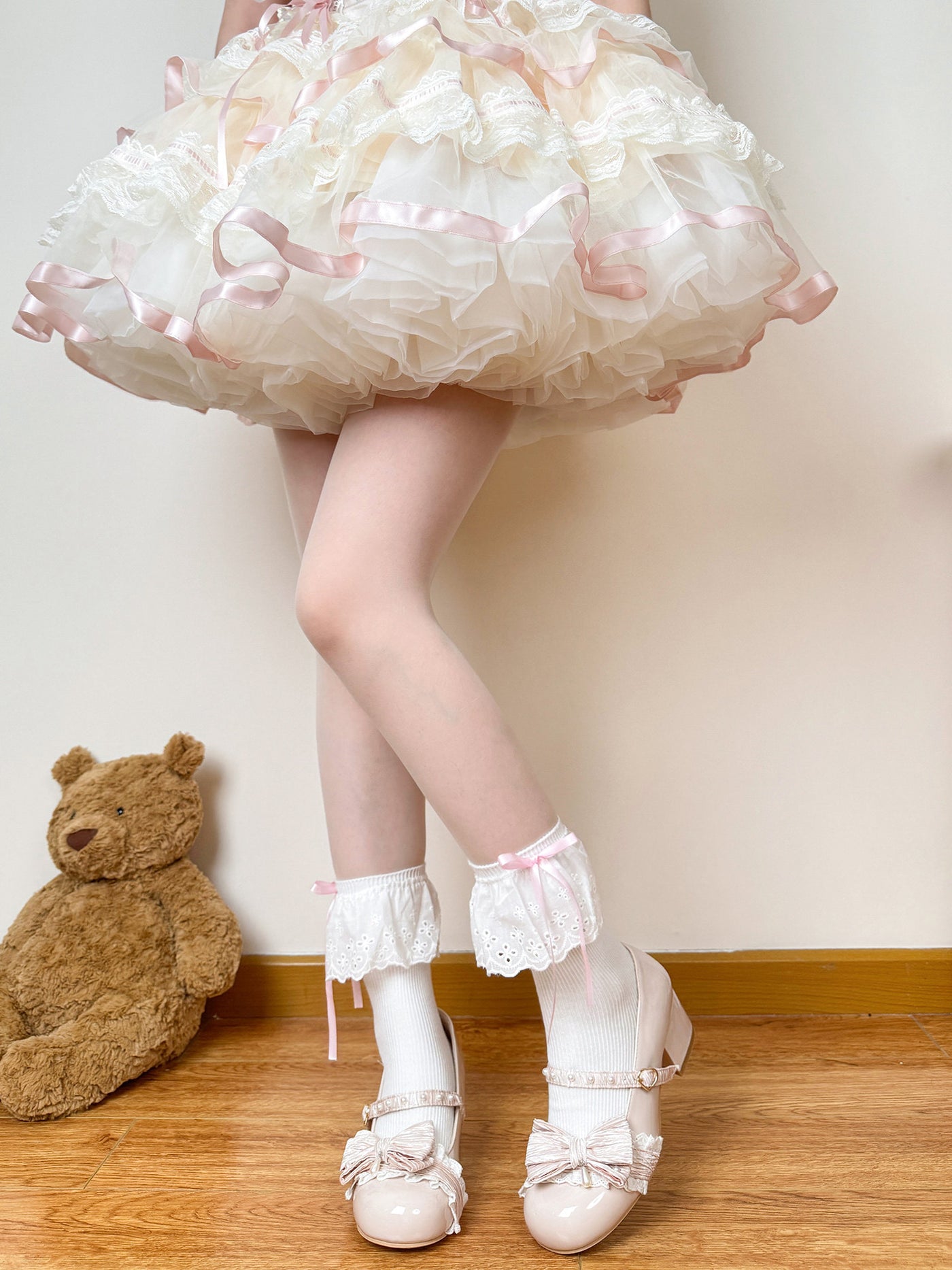 Creamy - Cream Ballet - Mid-calf socks with lace trim and bow