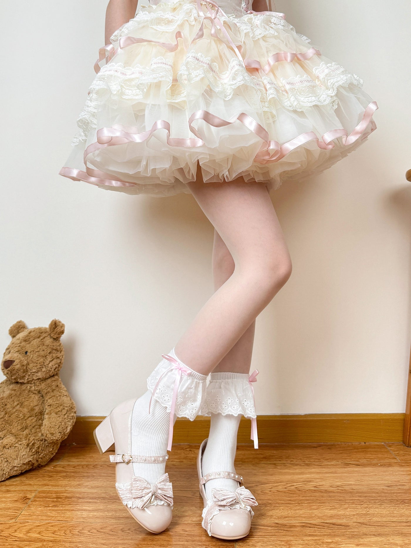 Creamy - Cream Ballet - Mid-calf socks with lace trim and bow