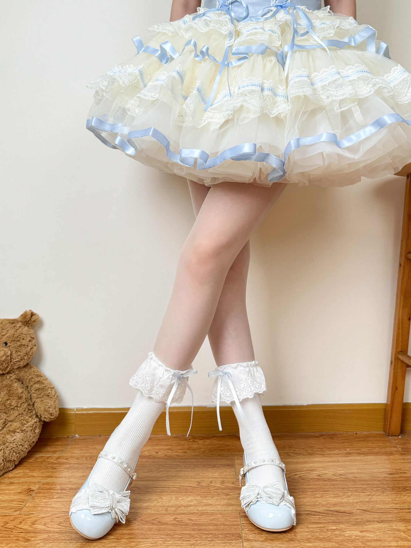 Creamy - Cream Ballet - Mid-calf socks with lace trim and bow