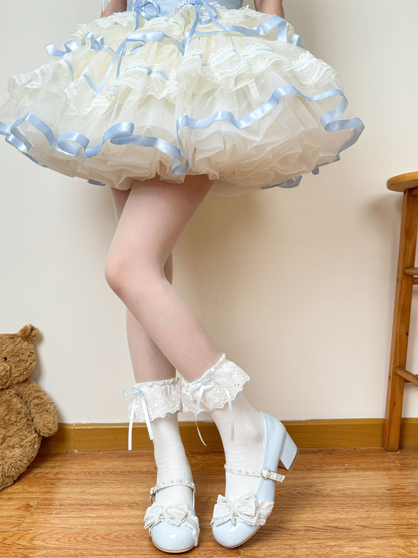 Creamy - Cream Ballet - Mid-calf socks with lace trim and bow