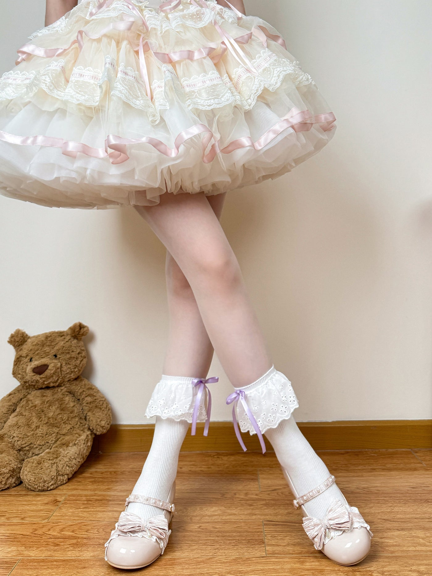 Creamy - Cream Ballet - Mid-calf socks with lace trim and bow