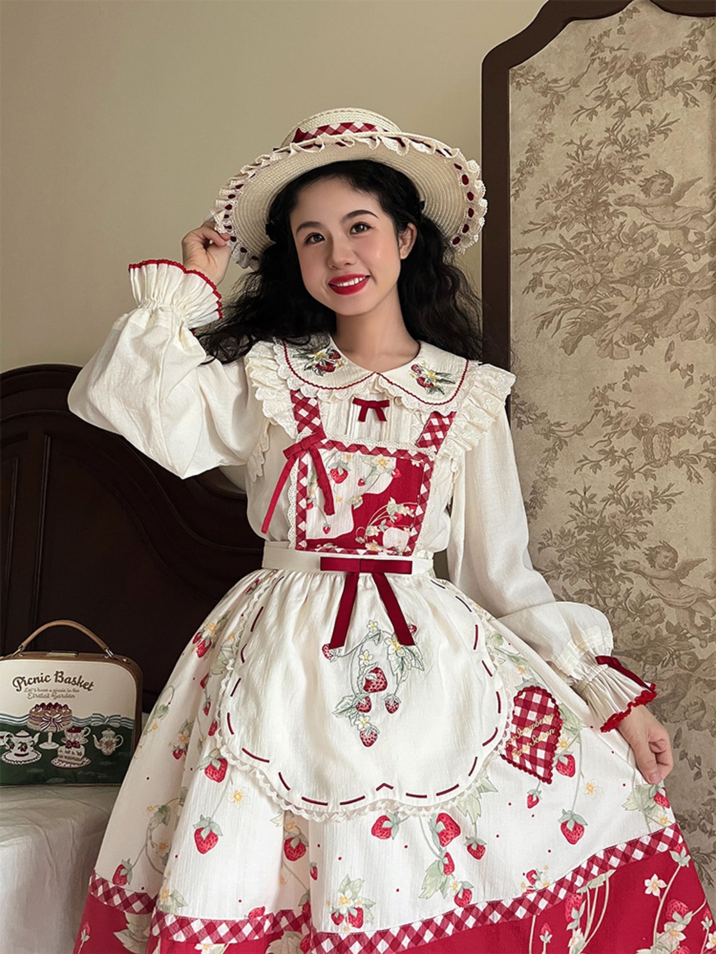 Baozi Pig - Strawberry Embroidered Long-Sleeve Inner Layer - Lightweight