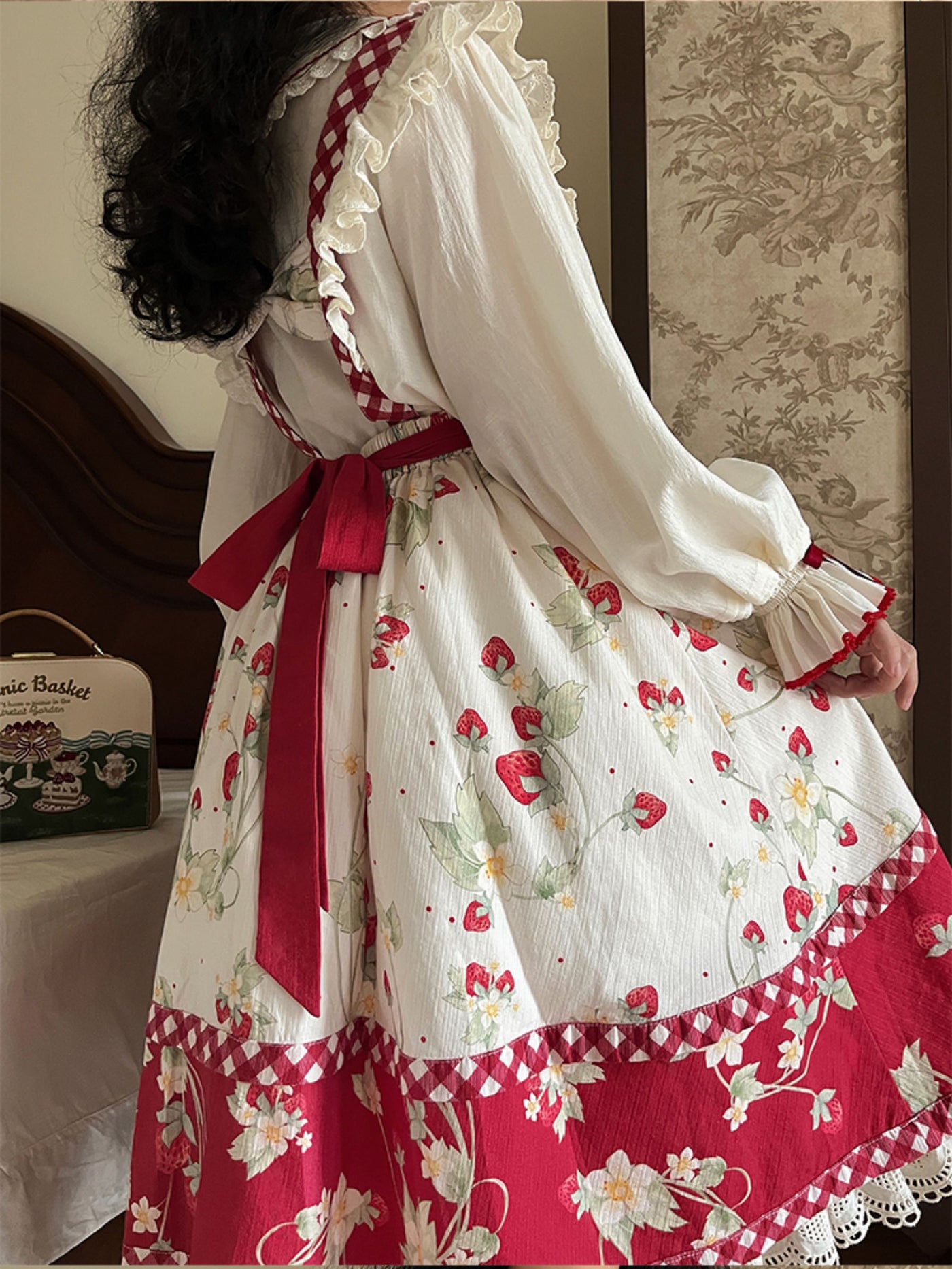 Baozi Pig - Strawberry Embroidered Long-Sleeve Inner Layer - Lightweight