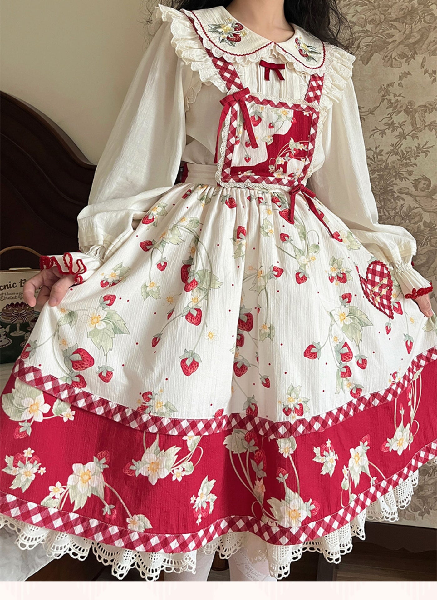 Baozi Pig - Strawberry Embroidered Long-Sleeve Inner Layer - Lightweight