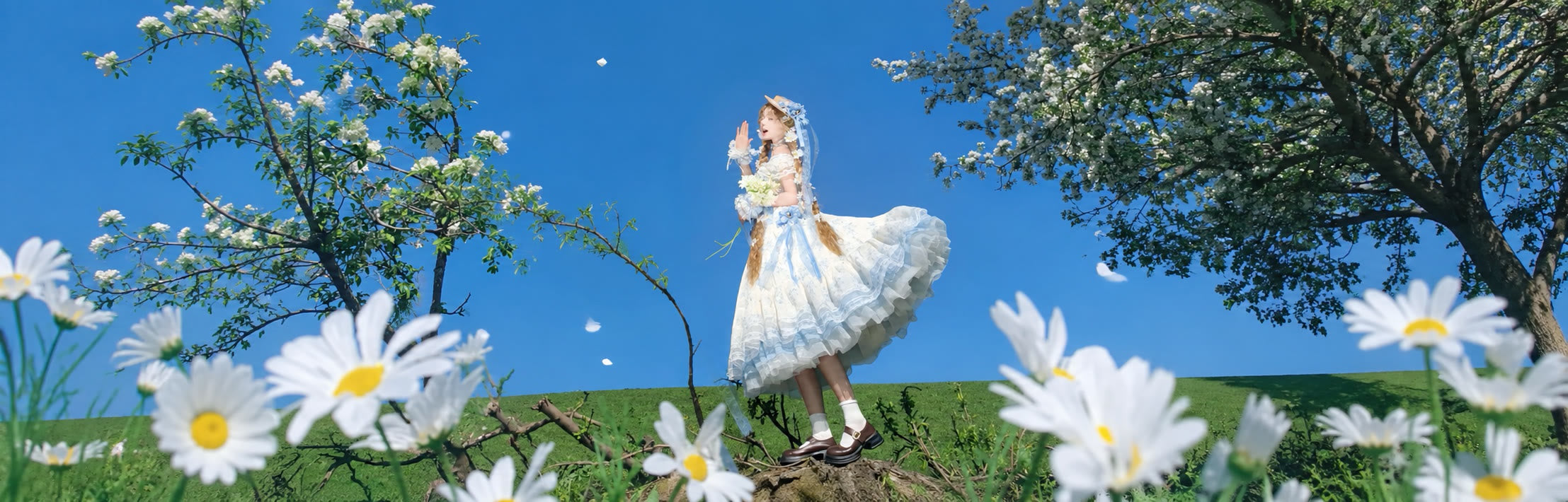 Summer Lolita styling for the seasonal Magazine cover story